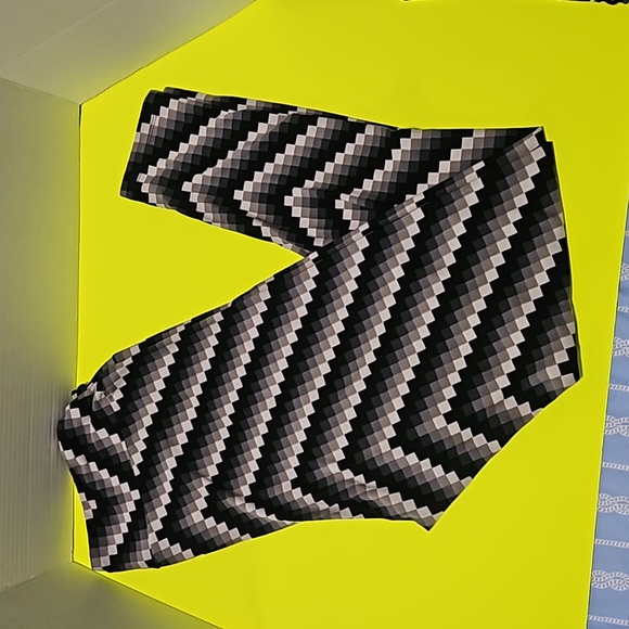 2 pair of LuLaRoe Tall & Curvy - Great Condition - Picture 3 of 11